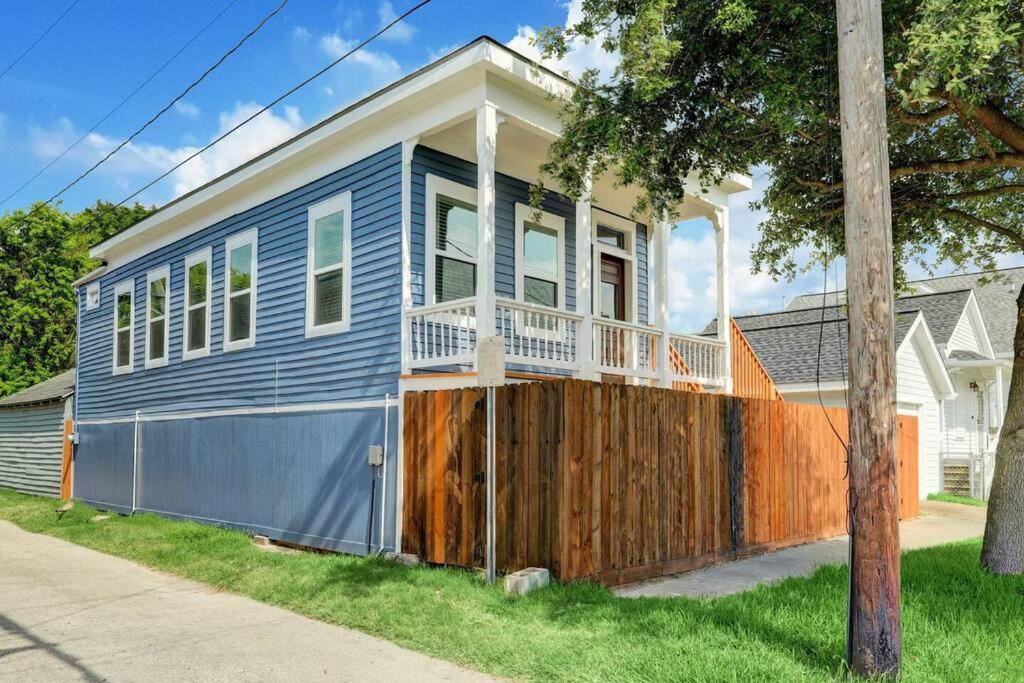 Renovated Beach Bungalow! 갤버스턴 외부 사진