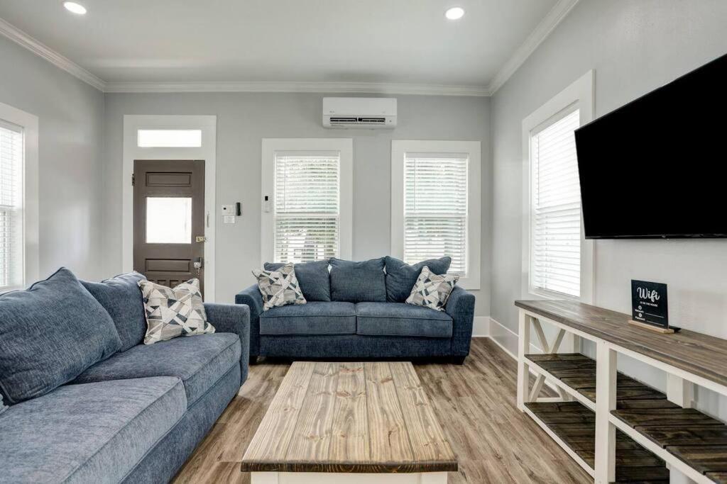 Renovated Beach Bungalow! 갤버스턴 외부 사진