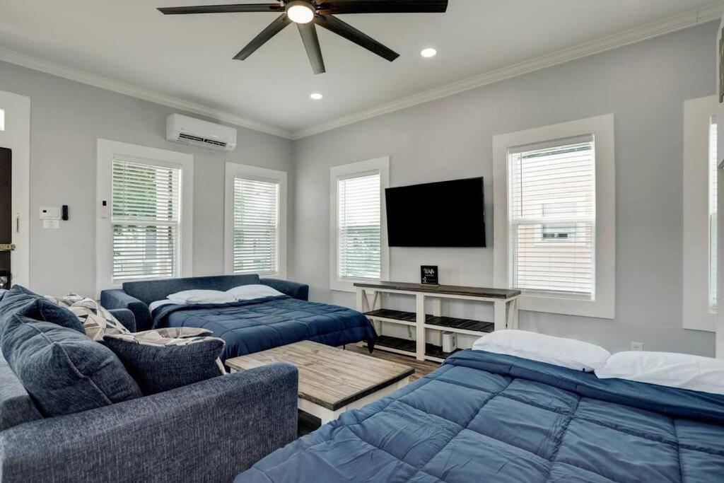 Renovated Beach Bungalow! 갤버스턴 외부 사진