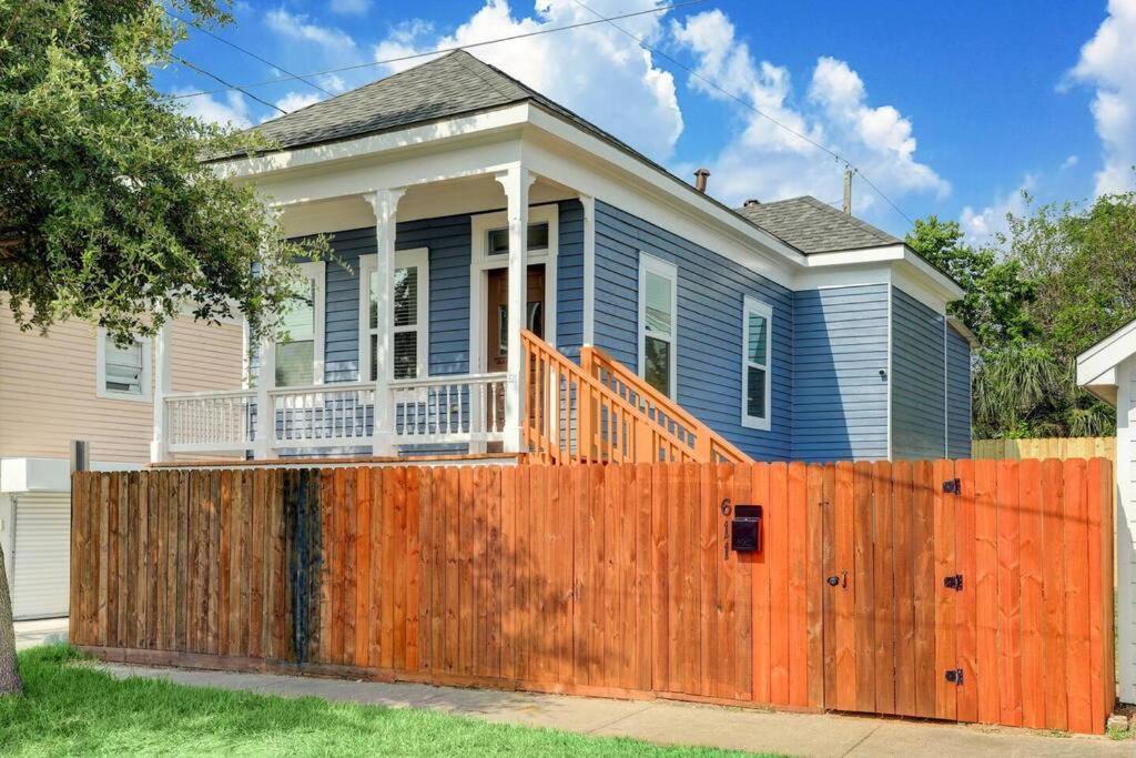 Renovated Beach Bungalow! 갤버스턴 외부 사진