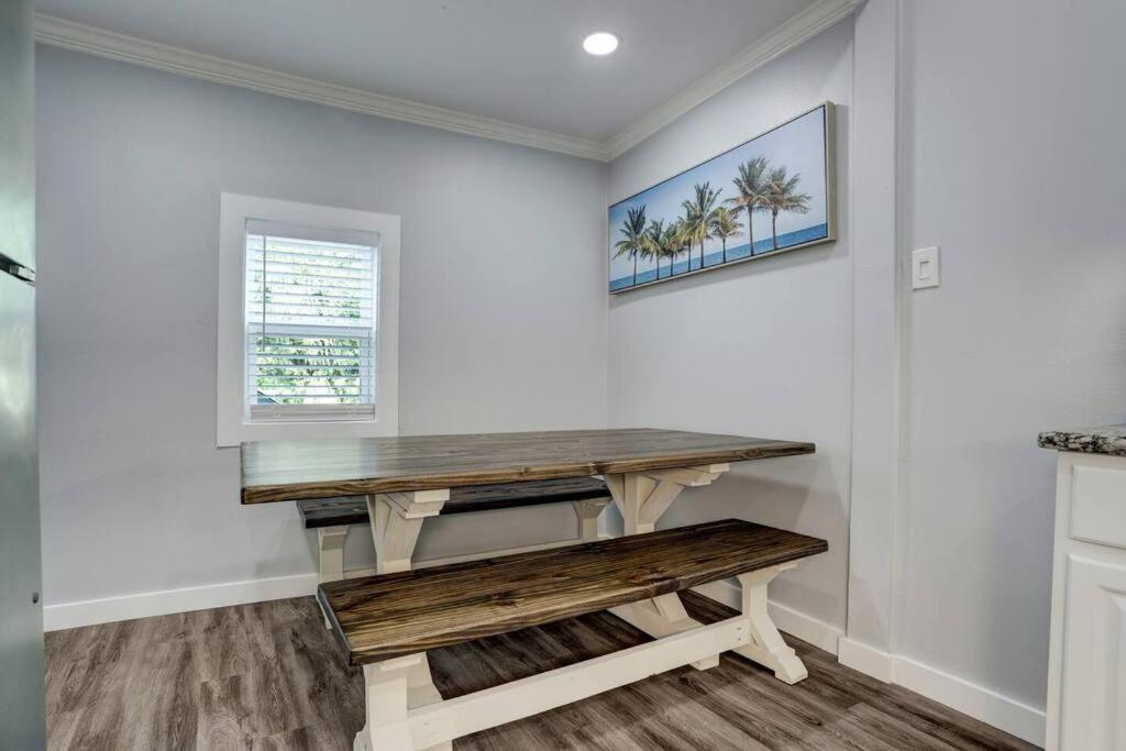 Renovated Beach Bungalow! 갤버스턴 외부 사진